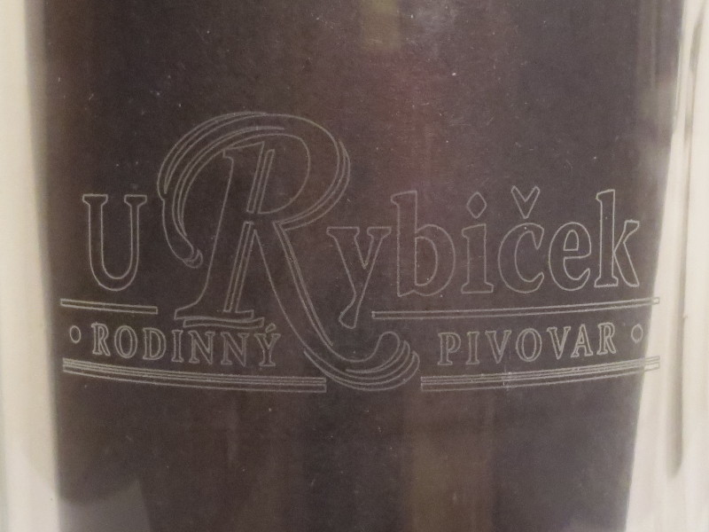 U Rybiček RODINNÝ PIVOVAR (pískovaný) (1L) č.2